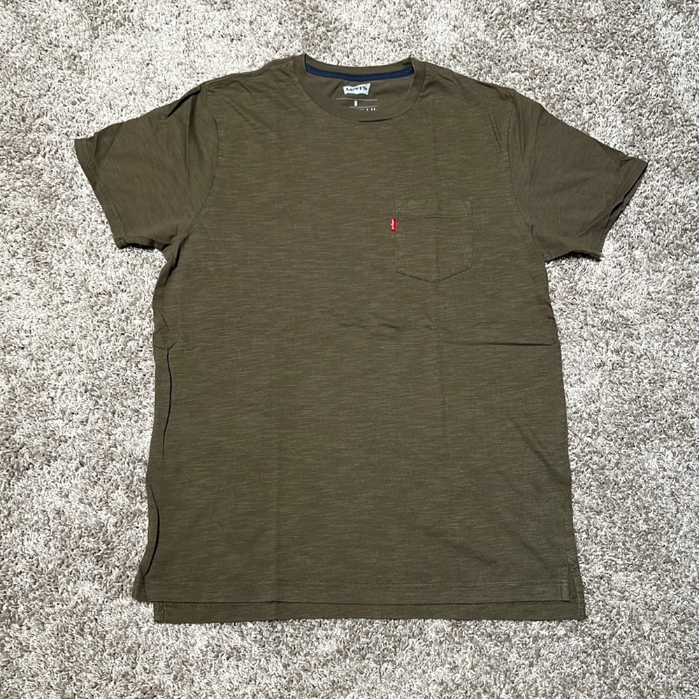 Levi’s Tee Size Medium